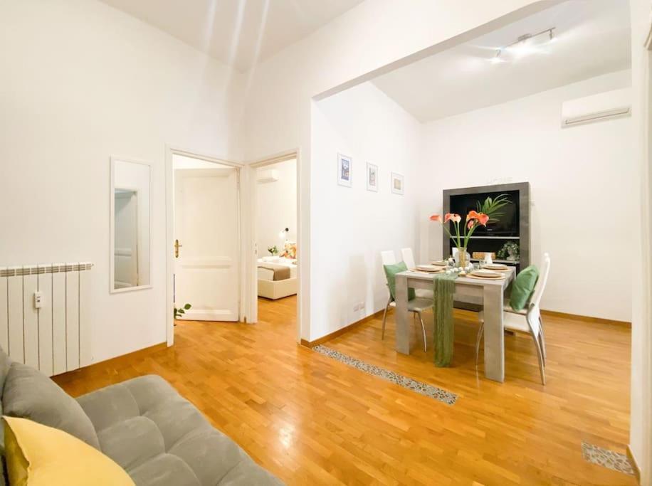 Via Veneto - Domus Juliae * Rom
